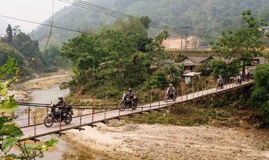 Khách tây lái xe máy du lịch tại Việt Nam. Ảnh: Charlie Thomas/FT
