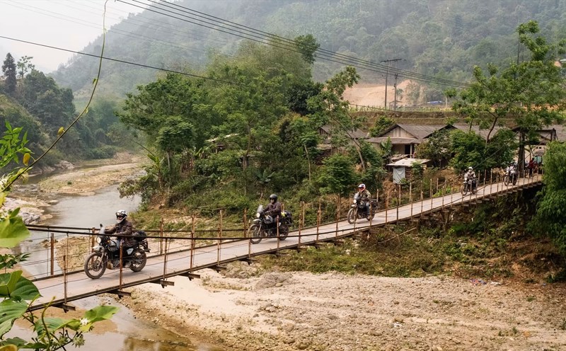 Khách tây lái xe máy du lịch tại Việt Nam. Ảnh: Charlie Thomas/FT