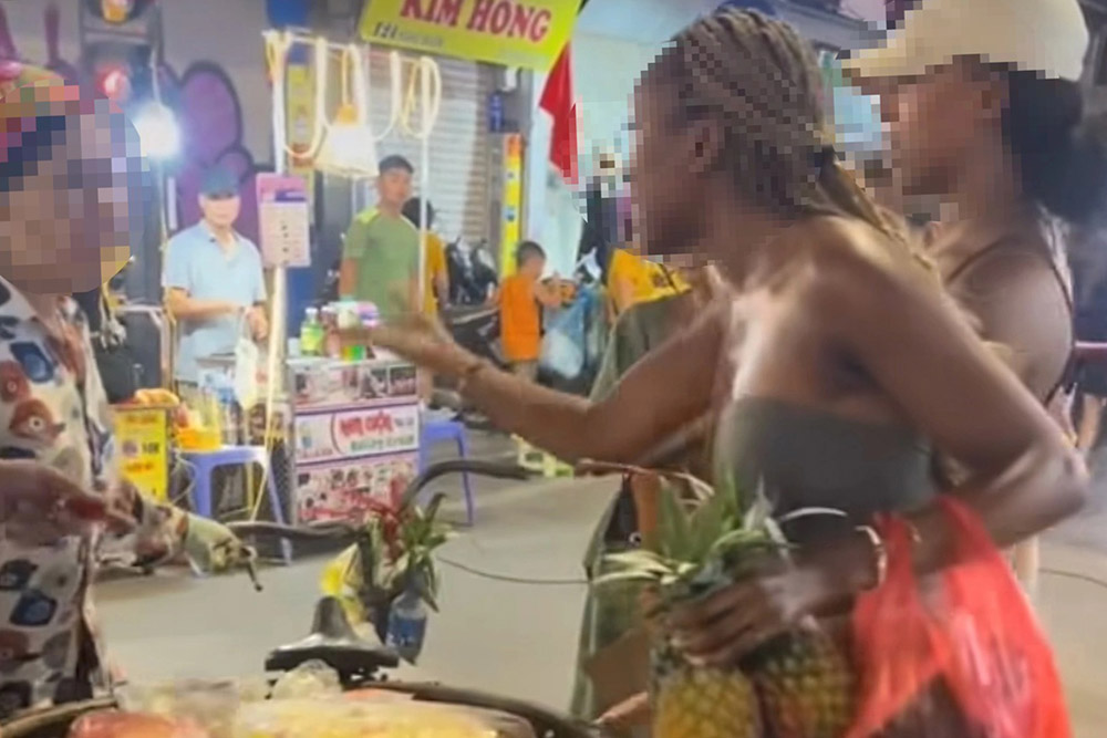 Hai nữ du khách tranh cãi với bà T. khi mua dứa. Ảnh: Chụp từ video