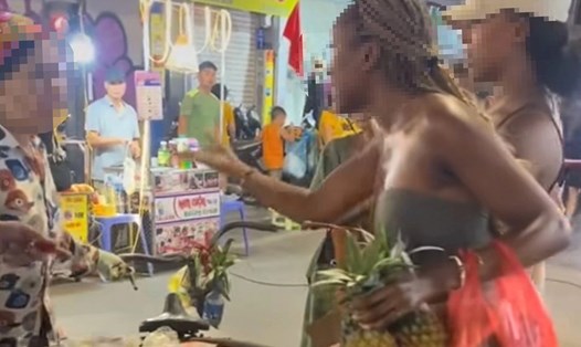 Hai nữ du khách tranh cãi với bà T. khi mua dứa. Ảnh: Chụp từ video
