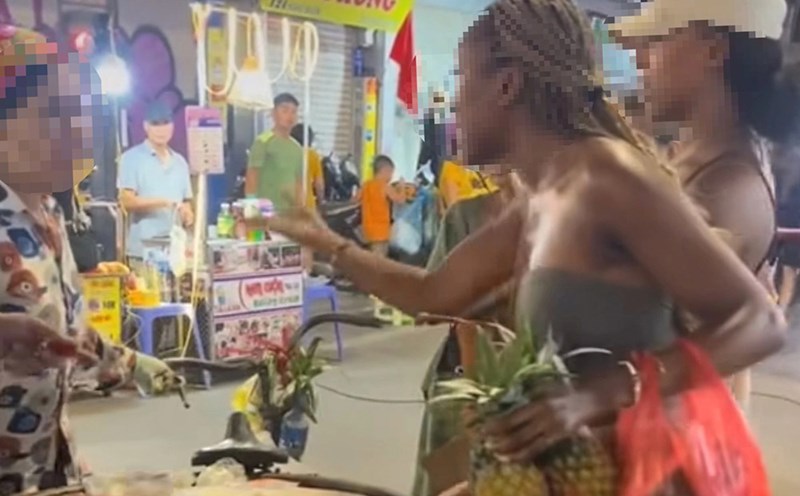 Hai nữ du khách tranh cãi với bà T. khi mua dứa. Ảnh: Chụp từ video