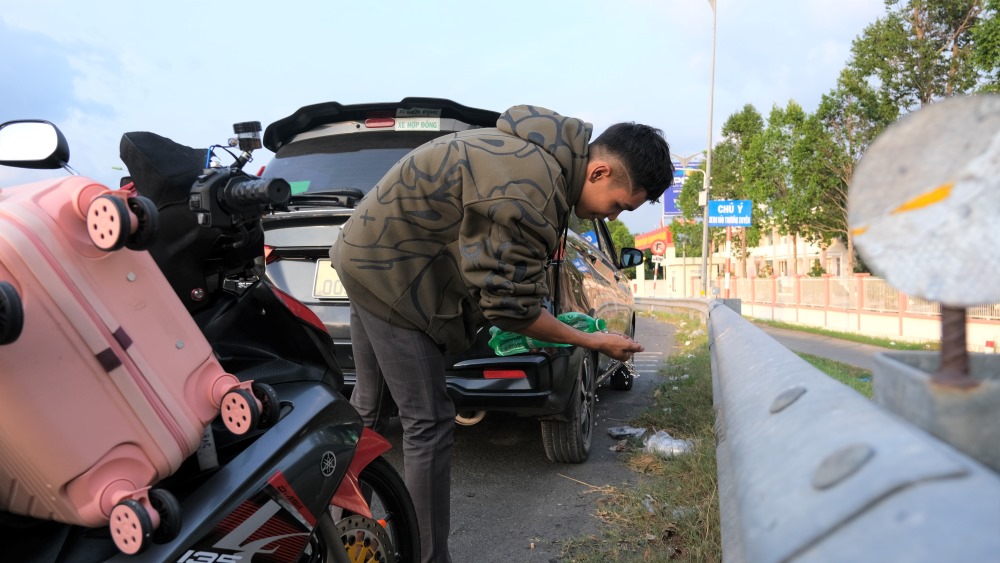 “Nghỉ lễ dài ngày khi quay trở lại thành phố, tôi cũng rất nhớ gia đình. Thời tiết nắng nóng, chạy xe đường dài rất mệt, mẹ tôi phải cho nước vào chai nhựa dự trữ để tôi mang theo đi đường, lúc nắng nóng dùng để rửa mặt cho khoẻ“, anh Lý Hoàng Quy (tỉnh Sóc Trăng) cho biết.