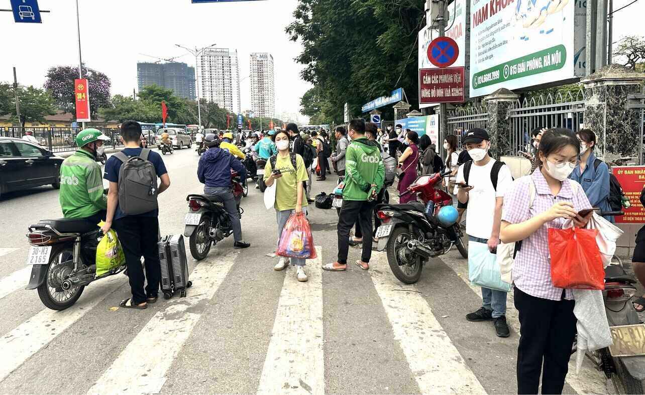 Theo ghi nhận , lúc 16h30, tại bến xe Giáp Bát (Hà Nội), nhà chờ, các điểm đón xe bus... lượng hành khách đổ về bến xe ngày càng đông hơn. Ảnh: Đức Thiện