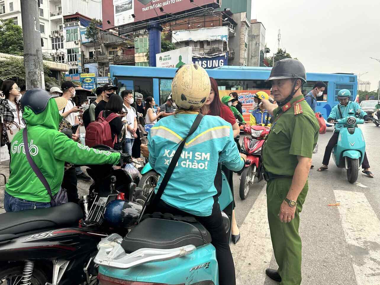 Dù khu vực ngoài bến xe Giáp Bát chưa xảy ra tình trạng ùn ứ, tắc nghẽn, nhưng lực lượng chức năng đang vất vả để điều tiết giao thông khu vực này. Ảnh: Đức Thiện.