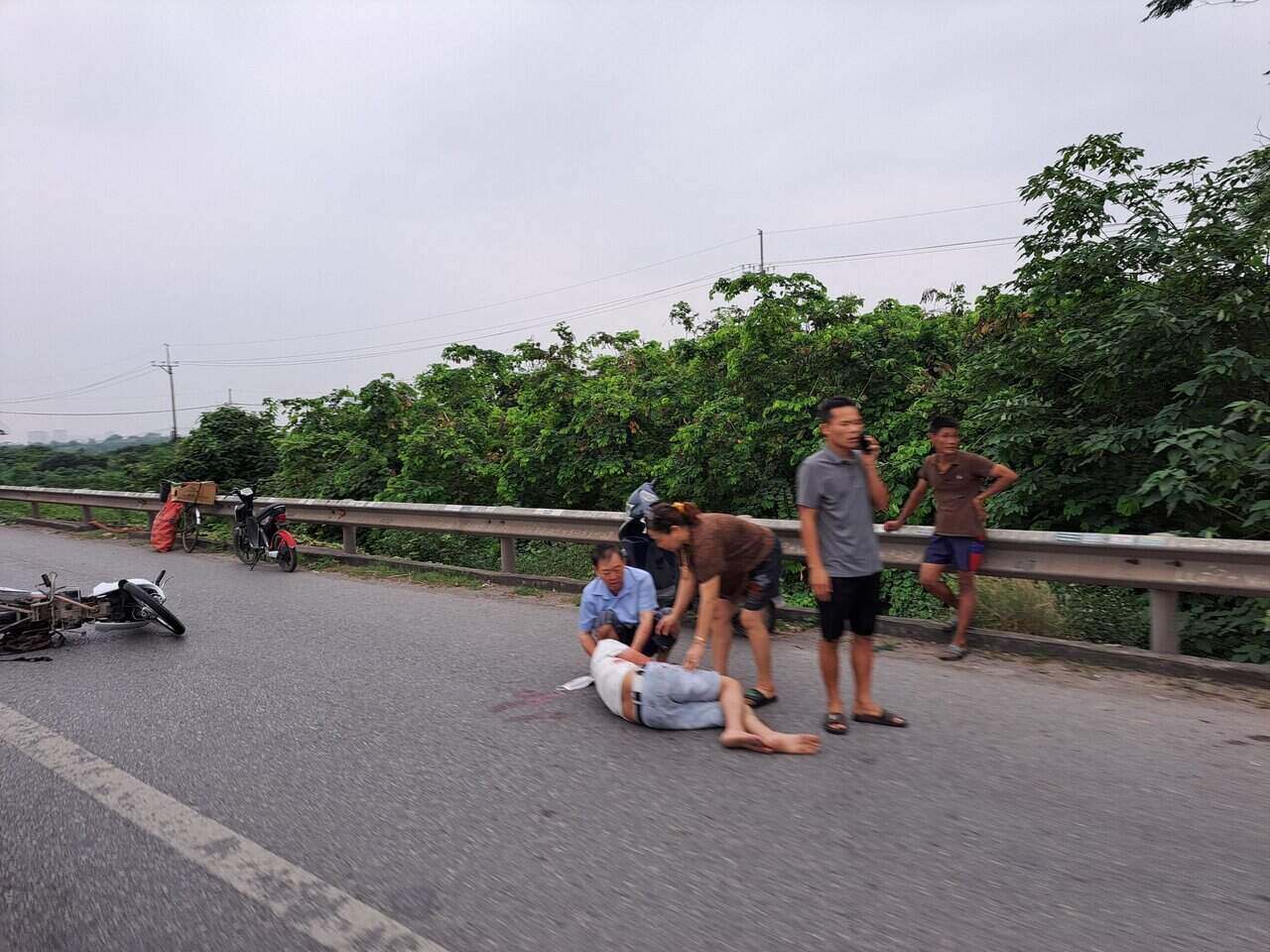 Tại Cầu Phù Đổng, Quốc lộ 1 đã một vụ tai nạn giao thông khiến 1 người bị thương. Ảnh: Khánh Linh.