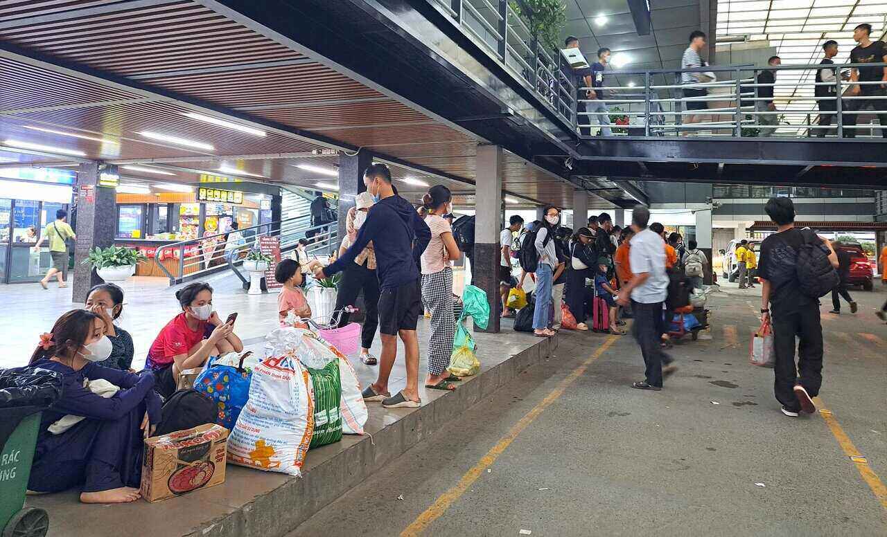 Càng cuối giờ chiều, lượng phương tiện và hành khách tại bến xe Nước Ngầm mỗi lúc một đông. Ảnh: Khánh Linh.