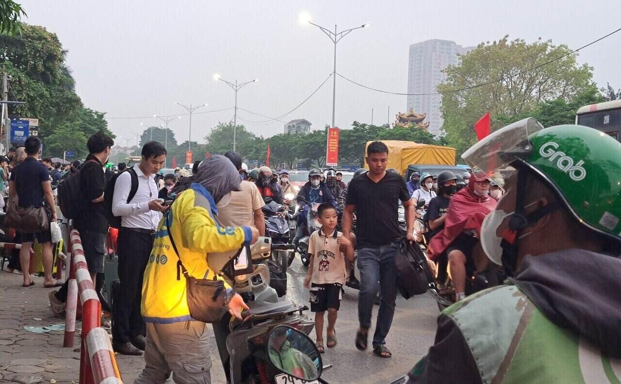 Tại bến xe Nước Ngầm (quận Hoàng Mai, Hà Nội) khoảng 18h15, lượng người và phương tiện từ các tỉnh đổ về rất đông. Ảnh: Khánh Linh.