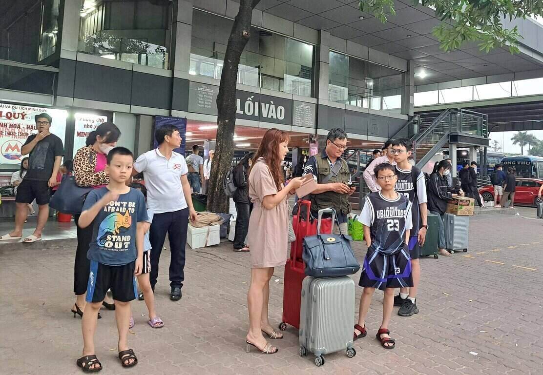 Nhiều gia đình có con nhỏ tất tả trở lại Thủ đô sau 5 ngày nghỉ lễ, chuẩn bị cho công việc và học tập từ ngày mùng 2.5. Ảnh: Khánh Linh.