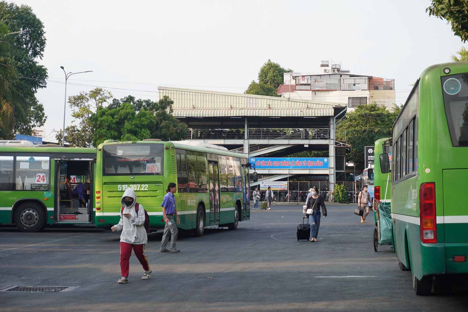 Tại khu vực hàng ghế chờ, nhiều người đang đợi đến giờ khởi hành để rời bến.