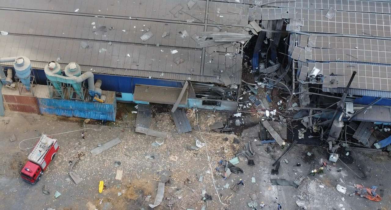 Hiện trường vụ nổ lò hơi tại Công ty TNHH sản xuất và thương mại gỗ Bình Minh ở huyện Vĩnh Cửu, Đồng Nai. Ảnh: HAC