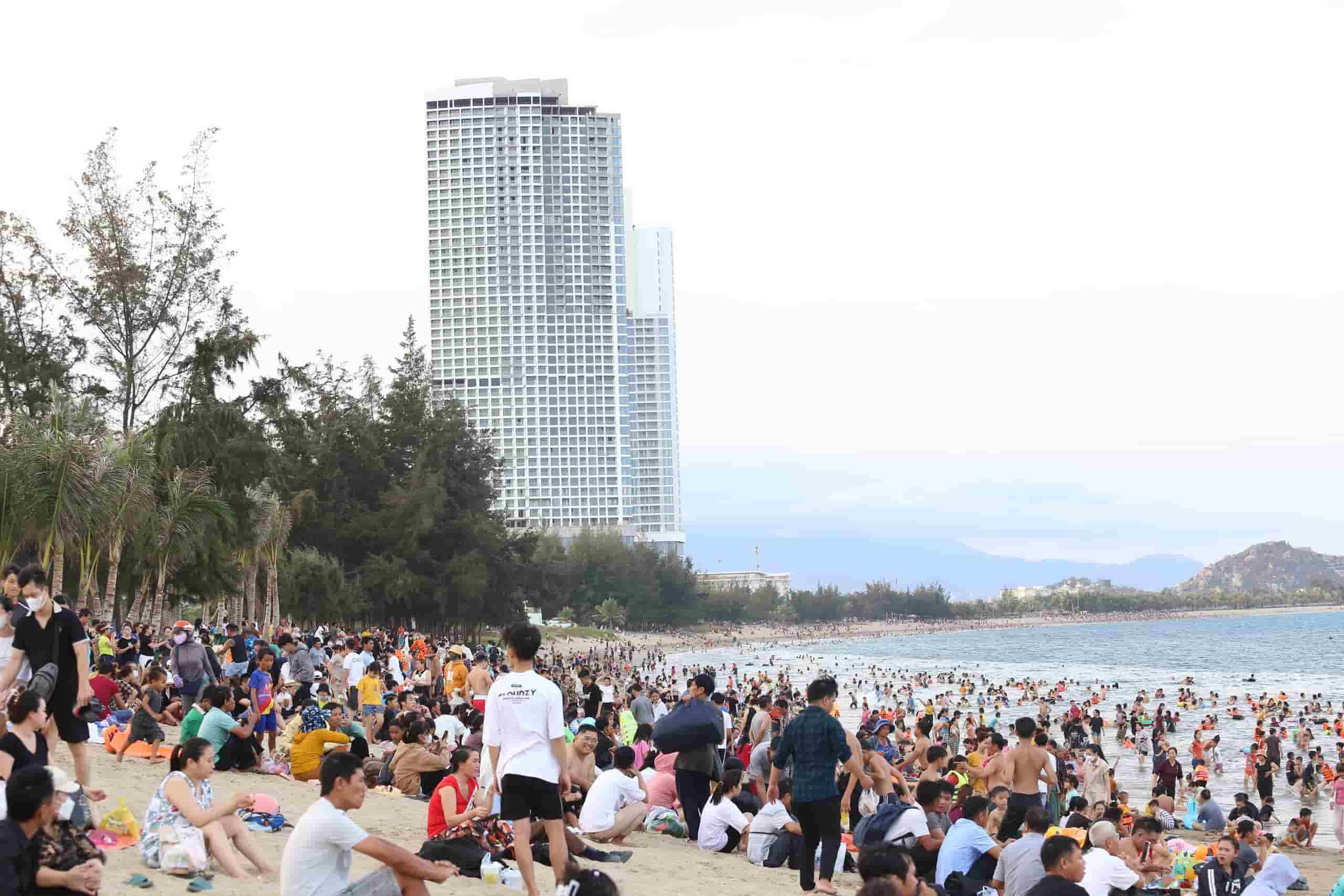 Khách du lịch và người dân đổ xô ra các bãi biển ở Ninh Thuận trong dịp lễ. Ảnh: Hữu Long
