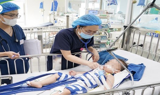 Bệnh nhi 2 tuổi bị đuối nước cấp cứu tại Bệnh viện Nhi Trung ương. Ảnh: Nguyễn Thạch