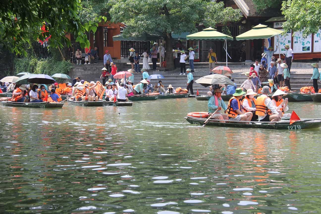  Khu du lịch Tràng An (Ninh Bình) đón 60.100 lượt khách du lịch trong 5 ngày nghỉ lễ 30.4 và 1.5. Ảnh: Nguyễn Trường