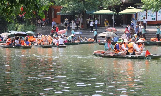 Khu du lịch Tràng An (Ninh Bình) đón 60.100 lượt khách du lịch trong 5 ngày nghỉ lễ 30.4 và 1.5. Ảnh: Nguyễn Trường