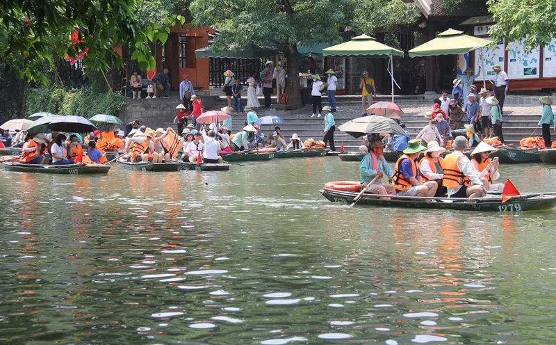 Khu du lịch Tràng An (Ninh Bình) đón 60.100 lượt khách du lịch trong 5 ngày nghỉ lễ 30.4 và 1.5. Ảnh: Nguyễn Trường