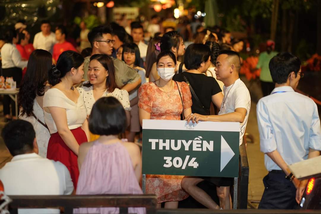 Phố cổ Hoa Lư đã đón 113.000 lượt du khách trong dịp nghỉ lễ 30.4 và 1.5. Ảnh: Nguyễn Trường