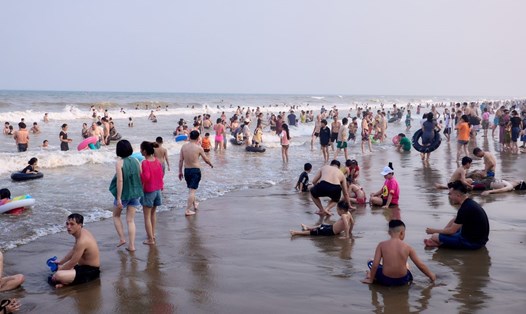 Sầm Sơn  thu hút lượng du khách lớn trong những ngày nghỉ lễ. Ảnh: Quách Du