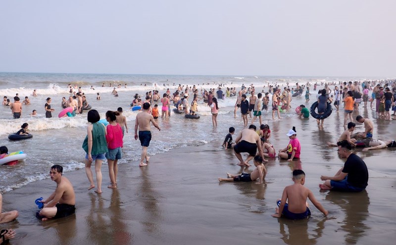 Sầm Sơn  thu hút lượng du khách lớn trong những ngày nghỉ lễ. Ảnh: Quách Du