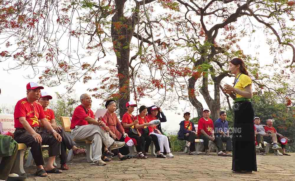 Du khách tham quan di tích Đồi A1 thuộc Di tích quốc gia đặc biệt Chiến trường Điện Biên Phủ. Ảnh: Văn Thành Chương