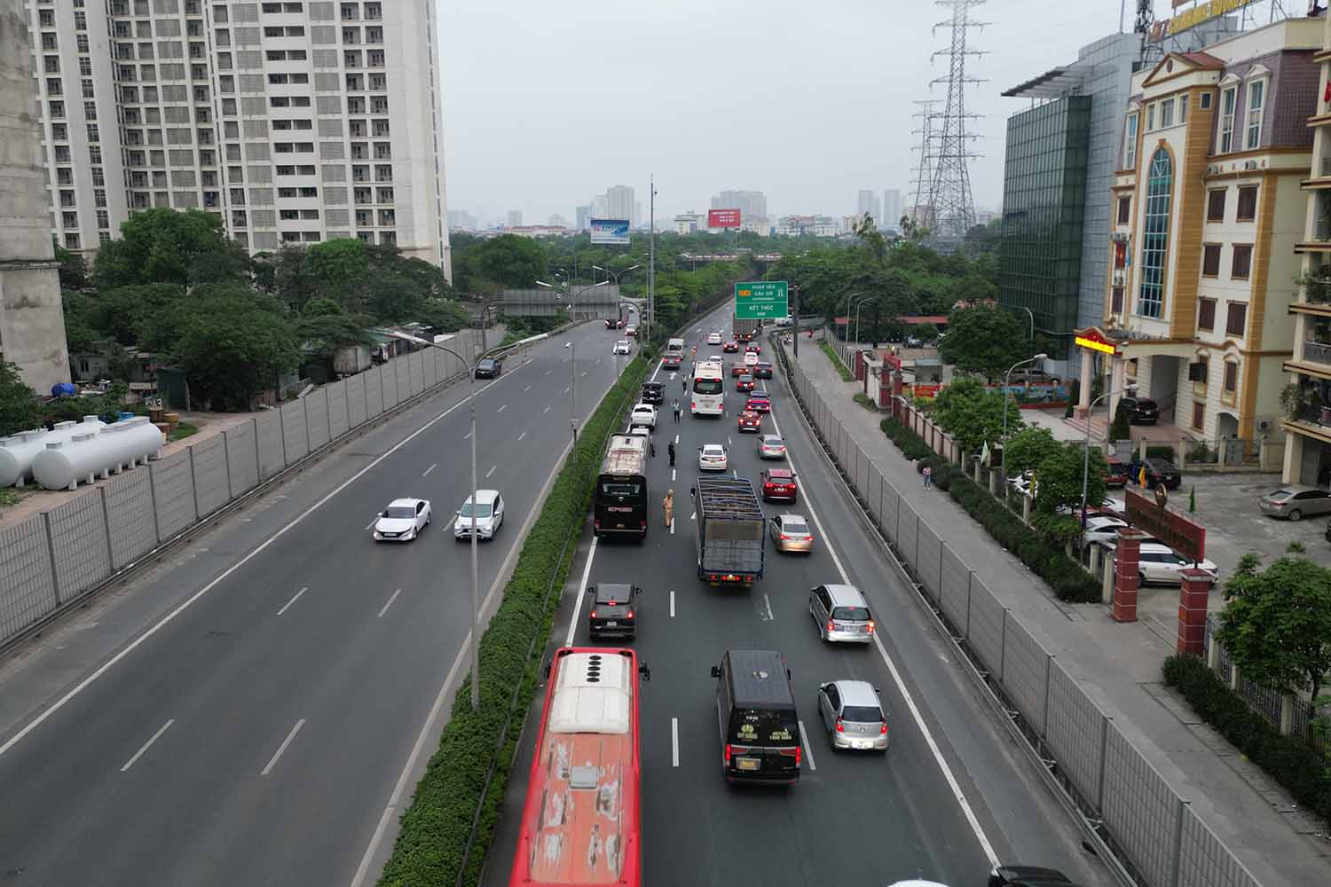 Để các phương tiện được lưu thông thuận lợi, Đội Tuần tra kiểm soát giao thông đường bộ cao tốc số 3 (Cục CSGT, Bộ Công an) đã cử cán bộ, chiến sĩ đặt chóp nón để phân luồng. 