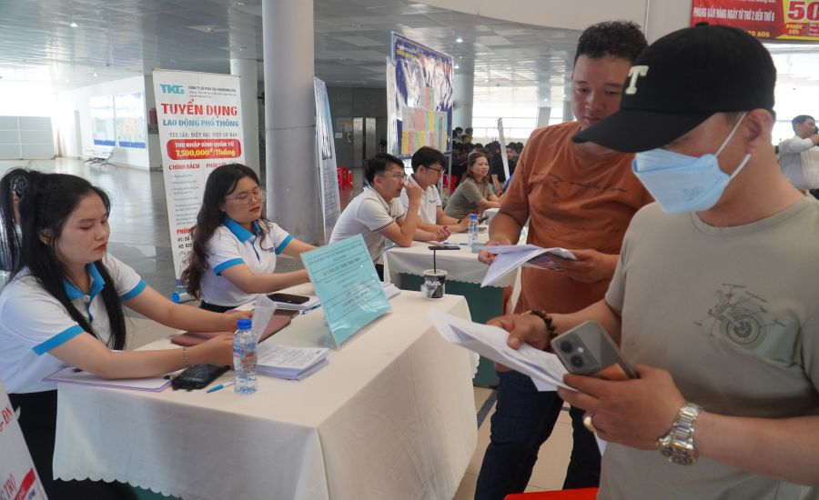 Người lao động tìm kiếm cơ hội việc làm tại sàn giao dịch việc làm Đồng Nai ngày 25.4. Ảnh: Hà Anh Chiến