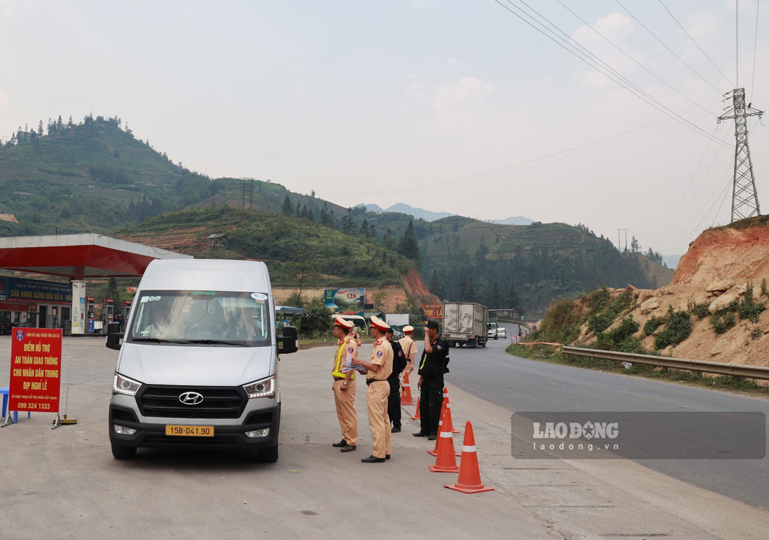 Lực lượng chức năng tỉnh Lào Cai tuần tra, kiểm soát và xử lý vi phạm trật tự, an toàn giao thông. Ảnh: Bảo Nguyên