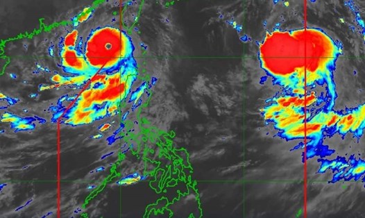 Bão Saola (trái) và bão Haikui ở Philippines ngày 30.8.2023. Ảnh: PASAGA