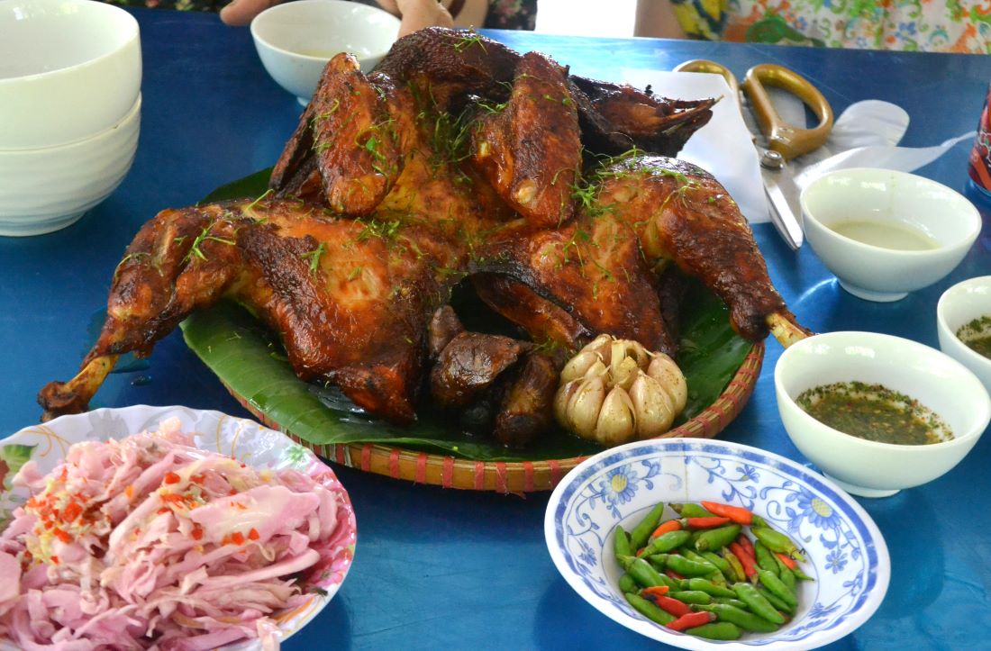Đặc sản gà đốt Tri Tôn và các món ăn kèm. Ảnh: Lâm Điền