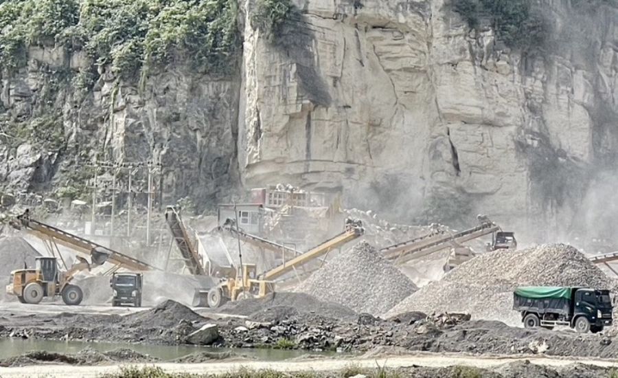 Hiện trên địa bàn tỉnh Ninh Bình có 32 mỏ khai thác đá đang hoạt động. Ảnh: Nguyễn Trường
