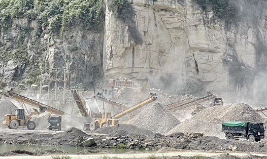 Hiện trên địa bàn tỉnh Ninh Bình có 32 mỏ khai thác đá đang hoạt động. Ảnh: Nguyễn Trường