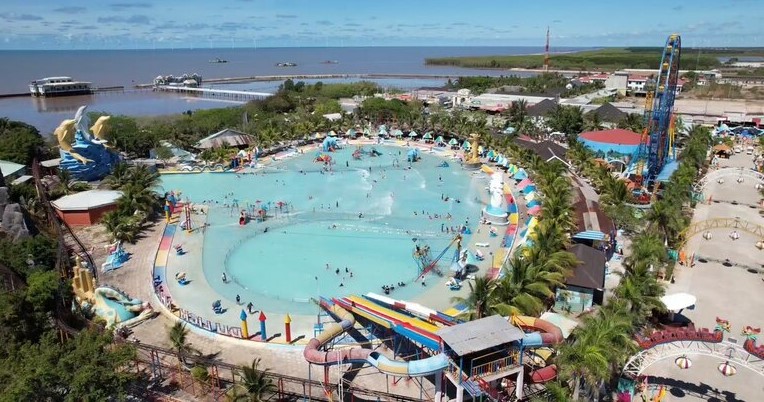 Du du lịch biền nhân tạo trong Khu du lịch Nhà Mát, thành phố Bạc Liêu hút khách du lịch. Ảnh: Nhật Hồ