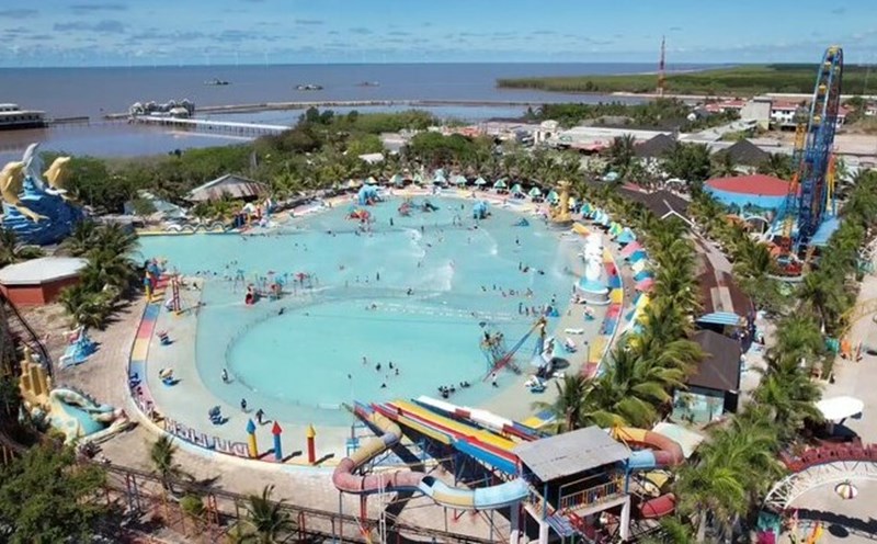 Du du lịch biền nhân tạo trong Khu du lịch Nhà Mát, thành phố Bạc Liêu hút khách du lịch. Ảnh: Nhật Hồ