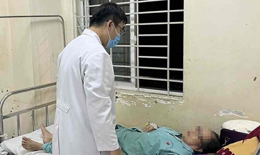 Bác sĩ Bệnh viện Đa khoa khu vực Long Khánh đang tiếp tục theo dõi chữa trị cho các bệnh nhân nghi bị ngộ độc thực phẩm. Ảnh: BVCC