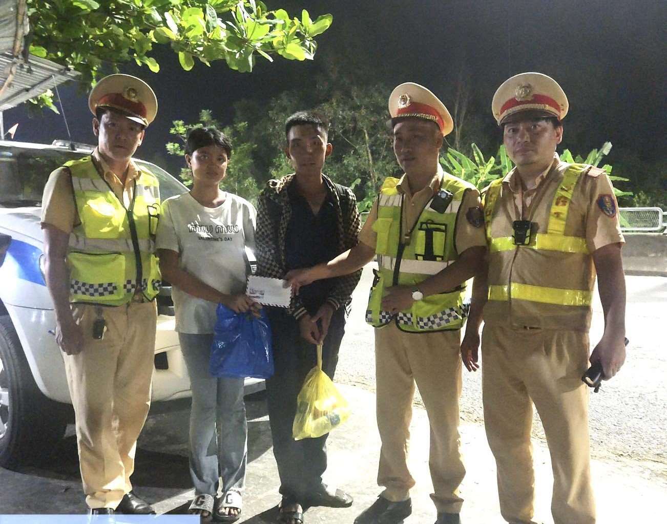 Tổ công tác hỗ trợ ăn uống, kinh phí đi đường và đón xe cho 2 em về quê thuận lợi. Ảnh: Công an cung cấp.