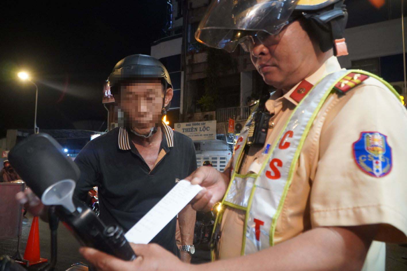 Ông D.K.H cho biết, trên đường thăm người thân từ bệnh viện về. “Khoảng lúc 18h tối, tôi có uống tầm hơn 1 lon bia, sau đó có việc đột xuất, nhà không còn ai nên phải tự mình chạy xe. Thấy cũng gần nghĩ không sao không ngờ bị mấy anh CSGT phát hiện“, ông  D.K.H chia sẻ. 