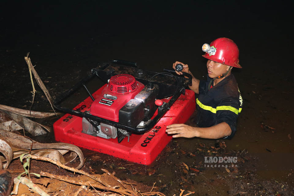 Trong số đó, những cán bộ chiến sĩ lực lượng phòng cháy chữa cháy và lực lượng công an đã ở đầu tuyến lửa, họ đã rất vất vả để chiến đấu với giặc lửa. 