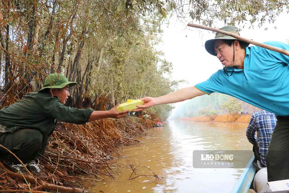 Giám đốc công an tỉnh thăm động viên lực lượng chữa cháy, gửi từng hộp cơm cho các đồng chí.  