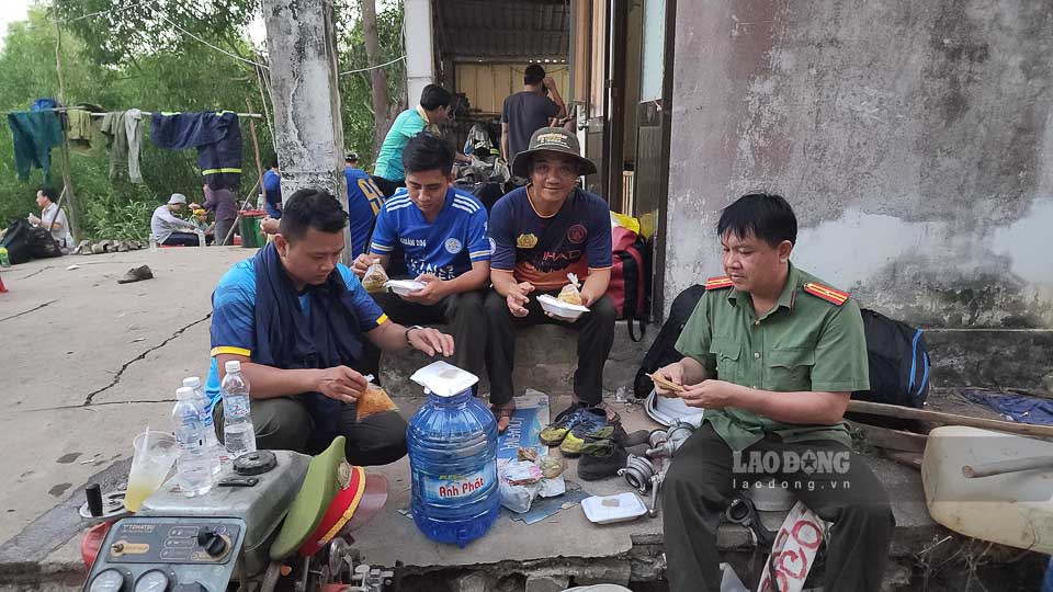 Ăn nhanh, ngủ tạm cố gắng lấy lại sức để tiếp tục chiến đấu với giặc lửa. 