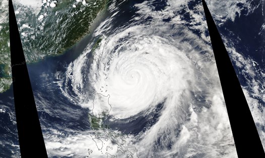 Bão Mawar trong mùa bão 2023 khi đang hướng về Philippines qua ảnh vệ tinh. Ảnh: NASA