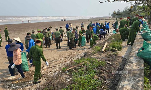 Đoàn viên thanh niên Công an tỉnh Nam Định tham gia dọn dẹp rác tại khu sinh thái Rạng Đông. Ảnh: Đoàn Ca