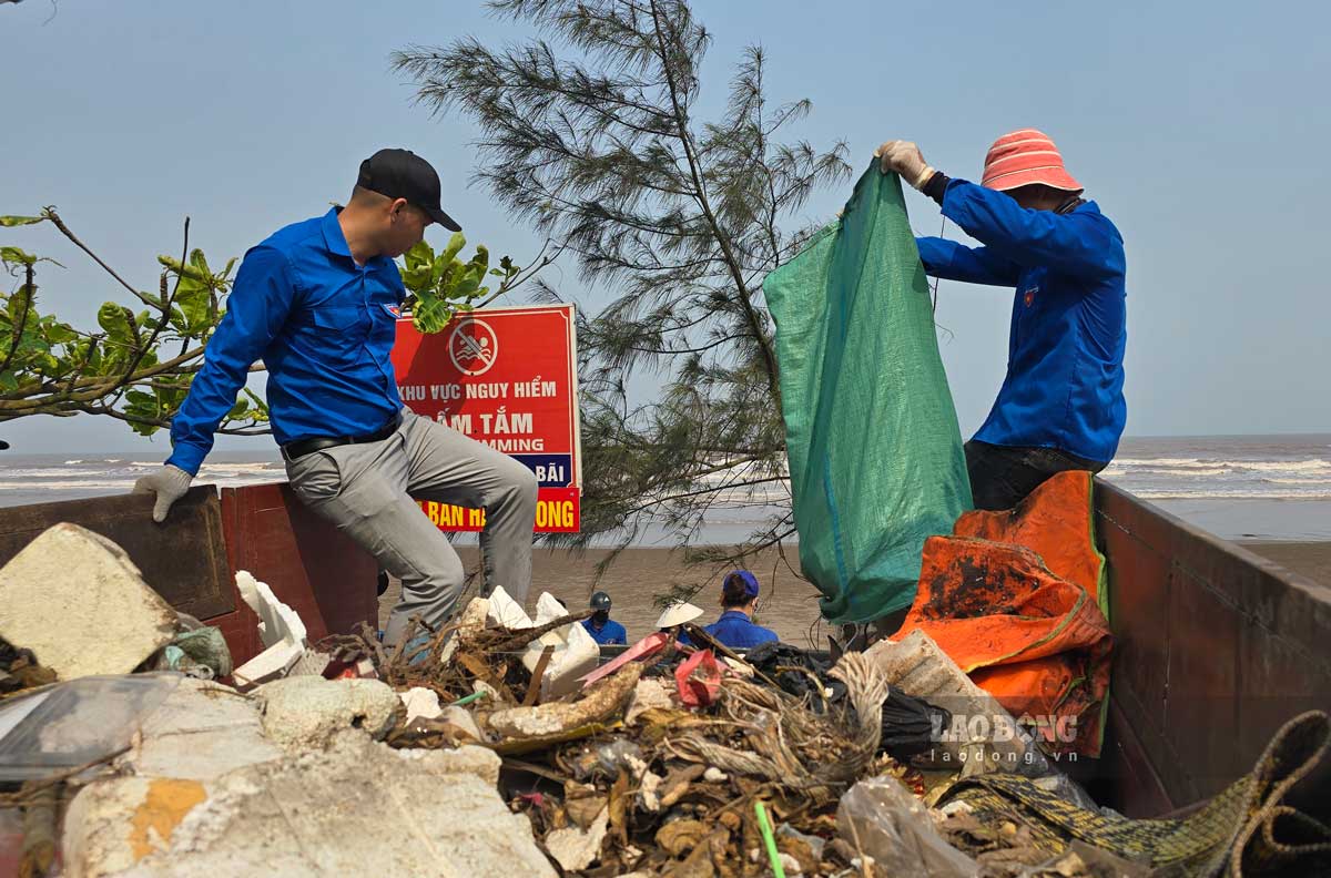 Nhiều lực lượng tham gia dọn dẹp rác ở khu sinh thái Rạng