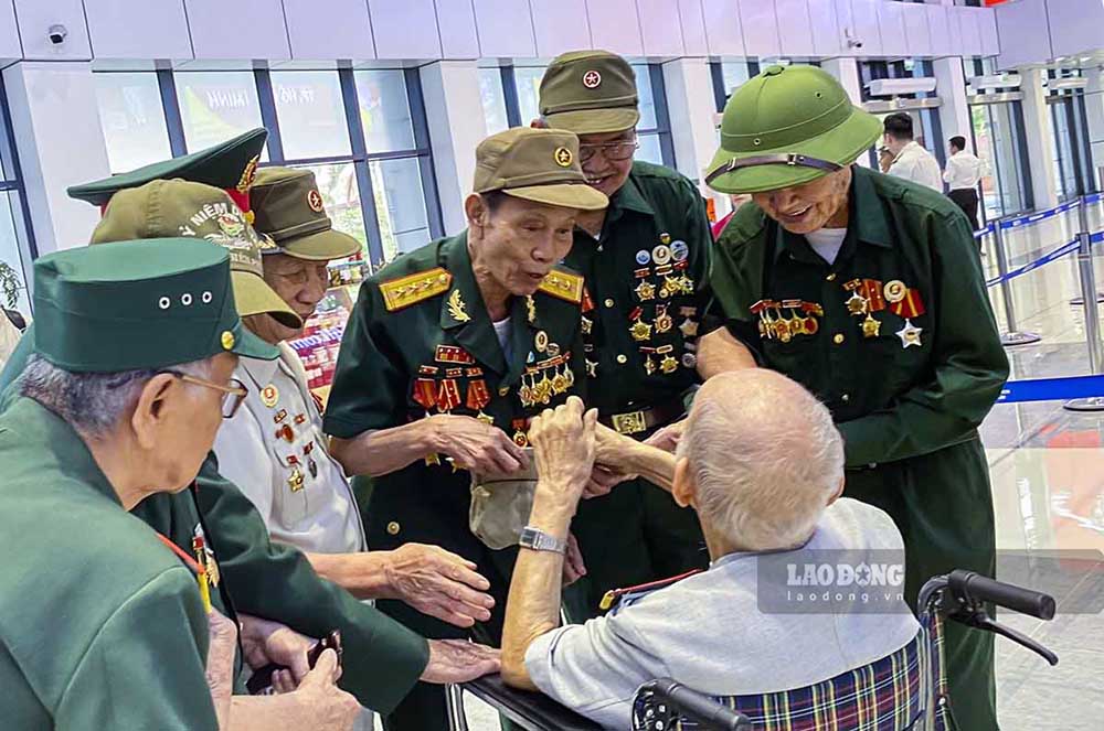 Trước khi diễn ra Lễ kỷ niệm 70 năm Chiến thắng Điện Biên Phủ, đã có rất nhiều Cự chiến binh về TP Điện Biên Phủ để tham dự sự kiện trọng đại này. Trong đó hình ảnh những Chiến sĩ Điện Biên gặp nhau tại sân bay sau 70 năm cũng gây xúc động mạnh với nhiều người dân.