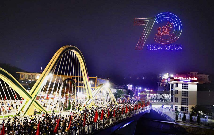 Lễ kỷ niệm 70 năm chiến thắng Điện Biên Phủ đã khép lại, nhưng dư âm vẫn còn vang vọng mãi, những hình ảnh ấn tượng vẫn tiếp tục lan tỏa và in sâu trong trái tim hàng triệu người dân.