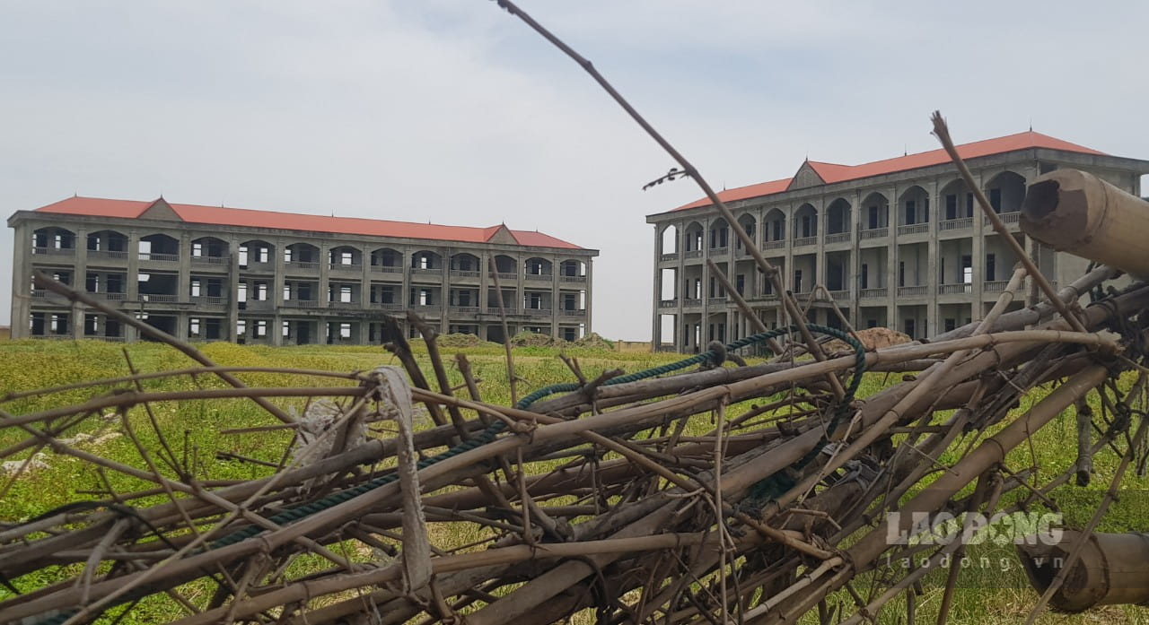 Dự án xây dựng trường THPT Vũ Duy Thanh được đầu tư với tổng kinh phí trên 27 tỉ đồng nhưng xây dựng dở dang, bỏ hoang hơn 10 năm nay. Ảnh: Nguyễn Trường