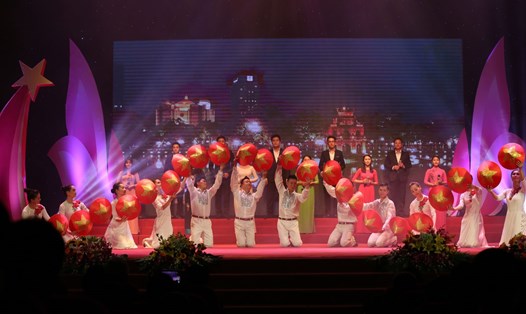 Chương trình “Vinh quang Việt Nam” lần thứ 13 được diễn ra với chủ đề “Vinh quang Việt nam - Dấu ấn 30 năm đổi mới”. Ảnh: Hải Nguyễn