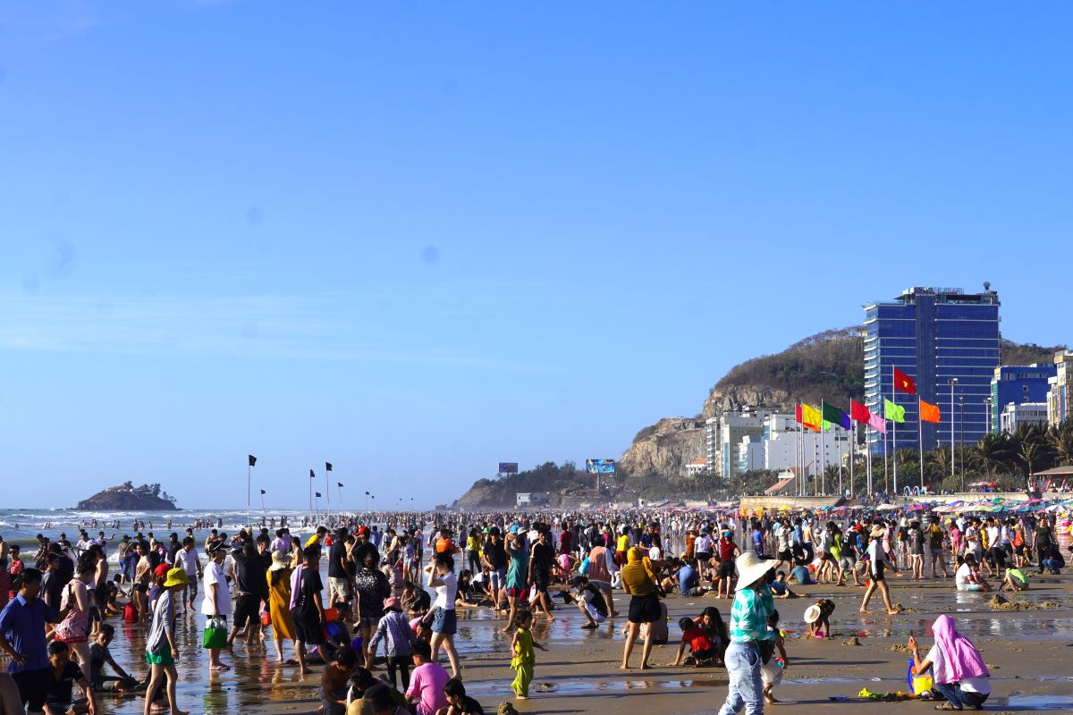 TP Vũng Tàu thu hút đông du khách đến tham quan, nghỉ dưỡng mỗi dịp lễ, Tết. Ảnh: Thành An