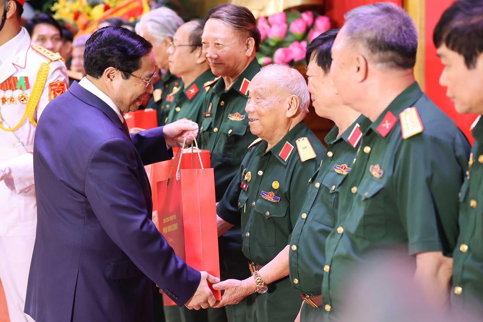 Thủ tướng Chính phủ tặng quà Hội Truyền thống Trường Sơn - Đường Hồ Chí Minh Việt Nam. Ảnh: VGP