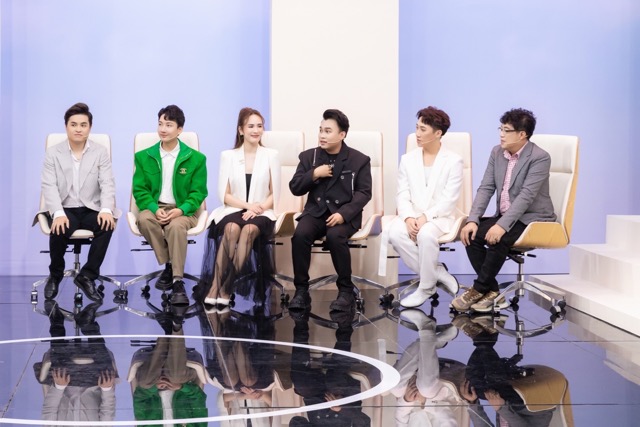 Hồ Phi Nal (áo đen) kể chuyện hợp tác với NSND Bạch Tuyết. Ảnh: NSX.