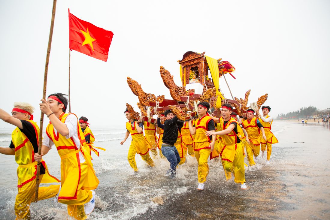 Nghi thức chạy ói trong lễ cầu ngư - một tiết mục đặc sắc trong lễ hội Đền Cờn hàng năm. Ảnh: Nguyễn Đạo