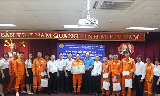 Lãnh đạo Công đoàn Điện lực Việt Nam trao quà động viên tập thể người lao động. Ảnh: Vân Anh